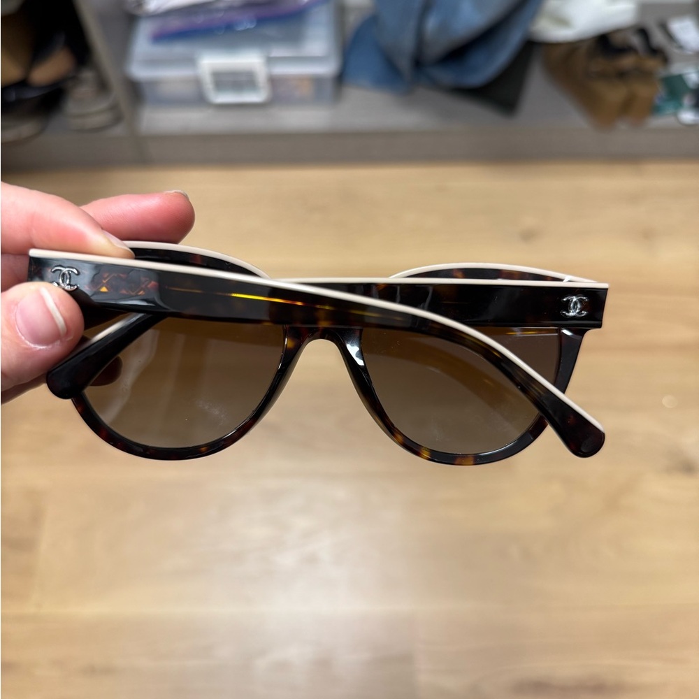 Chanel 5414 tortoise sunglasses - Picture 5 of 12